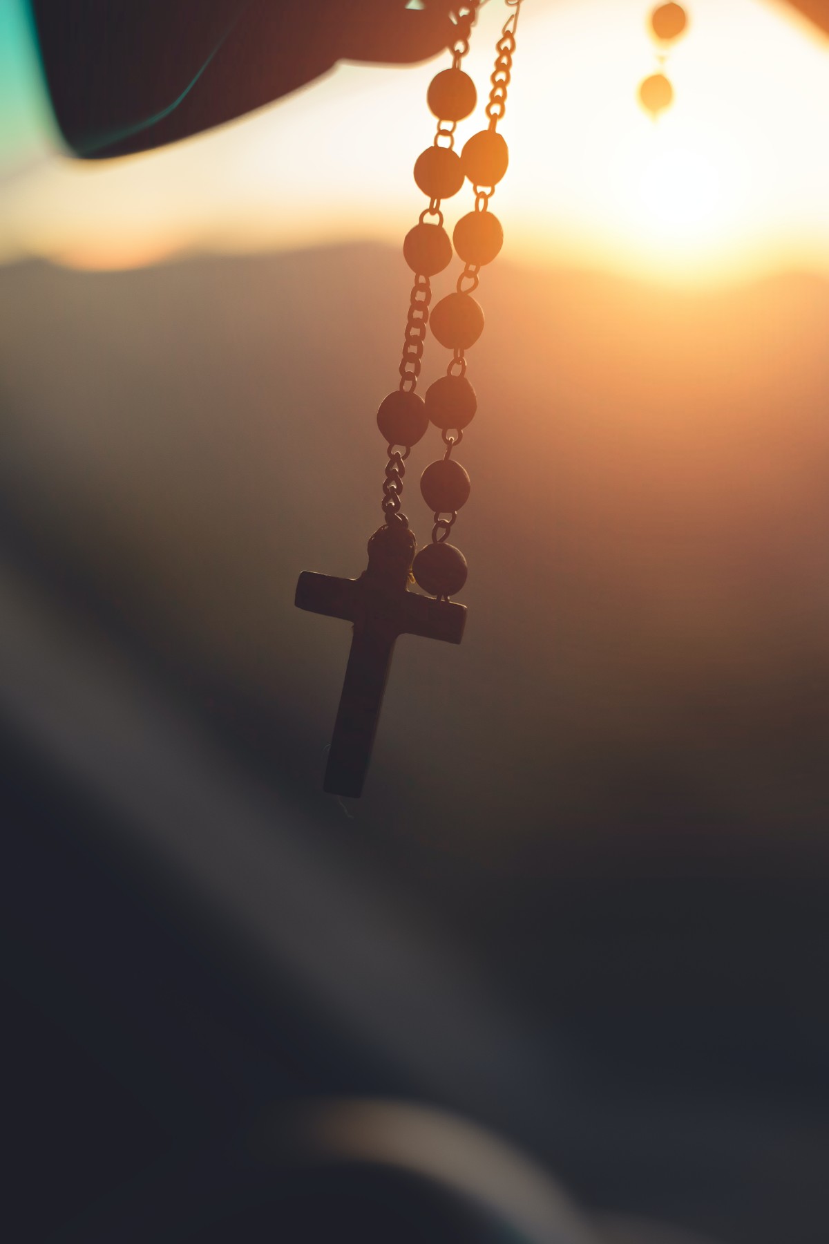 夕日に照らされたキリスト教の十字架