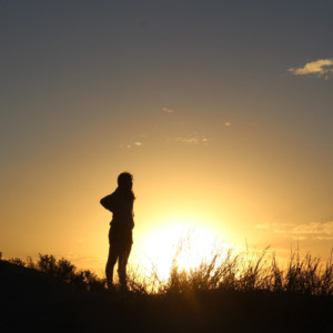 朝日を見つめる人