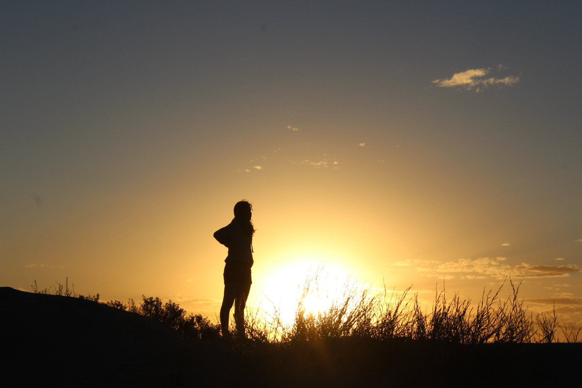 朝日を見つめる人