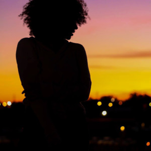 夕暮れの街を眺める人