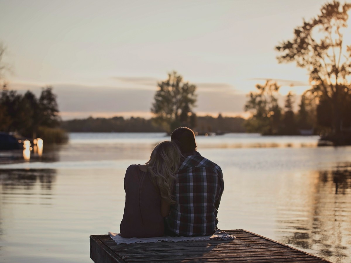 肩を寄せる恋人