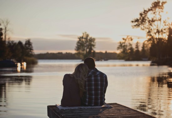 肩を寄せる恋人