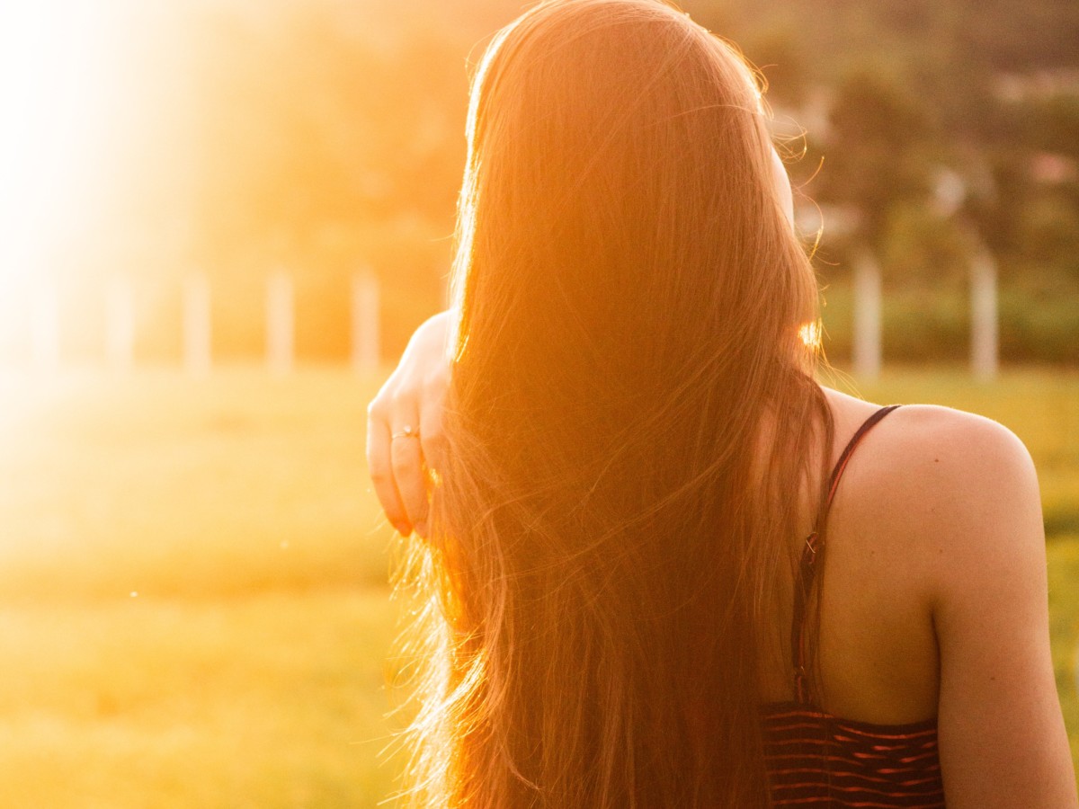 早朝の草原を散歩する人