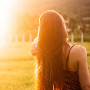 早朝の草原を散歩する人