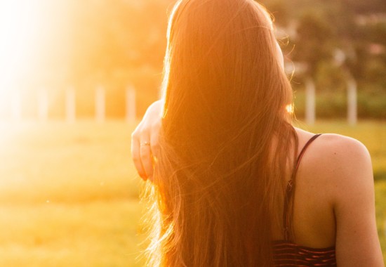 早朝の草原を散歩する人