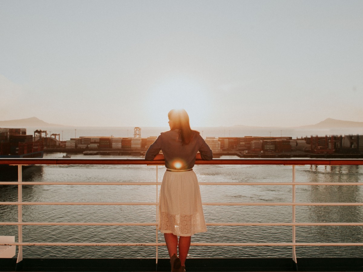 海を見る旅行者