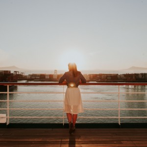 海を見る旅行者