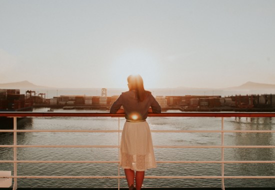 海を見る旅行者