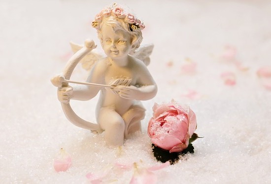 天使の像とバラの花