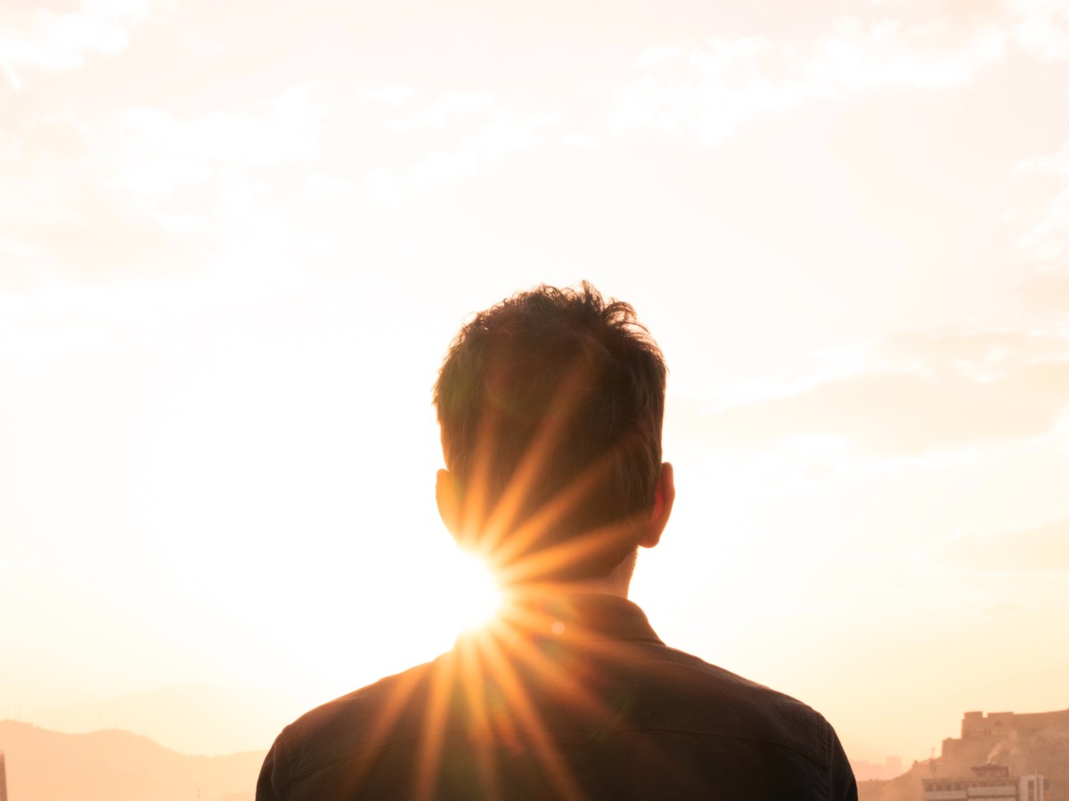 朝日を見つめる人