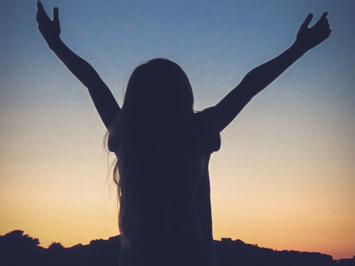 夕日に祈りをささげる人