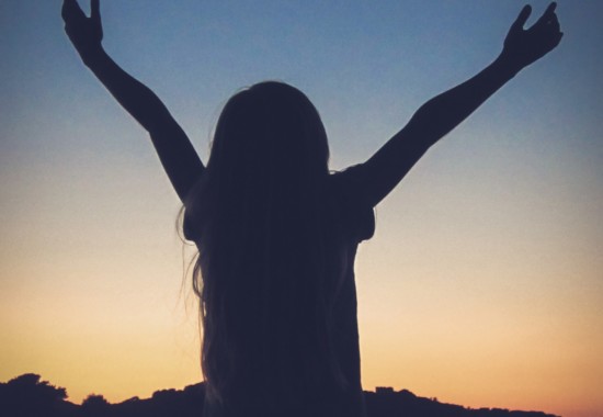 夕日に祈りをささげる人