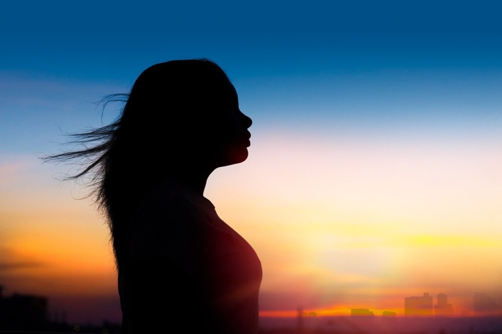 光に包まれる人