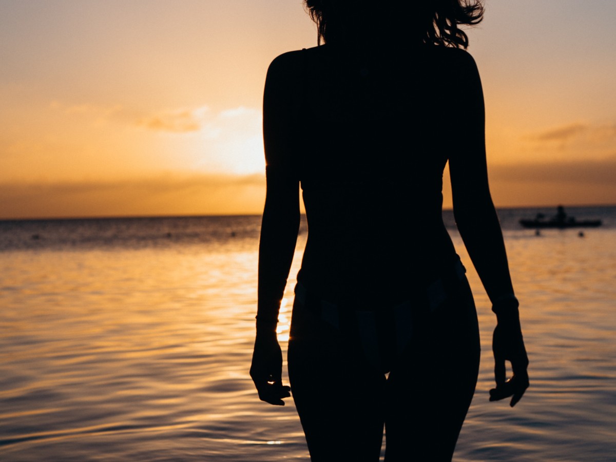 夜明けの海を見つめる人