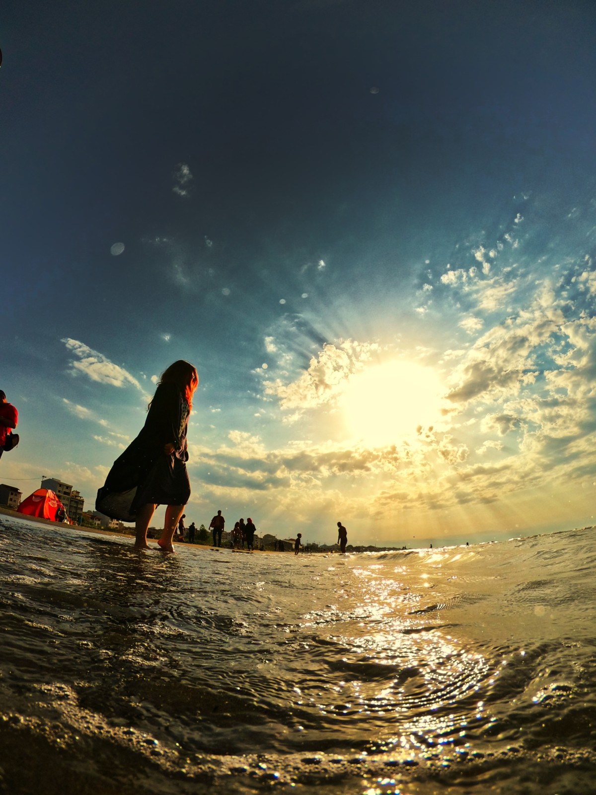 海岸を散歩する人