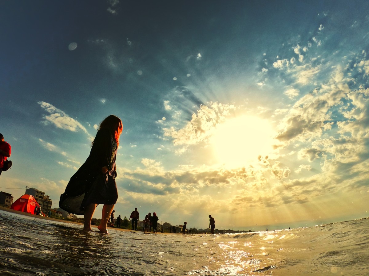 海岸を散歩する人