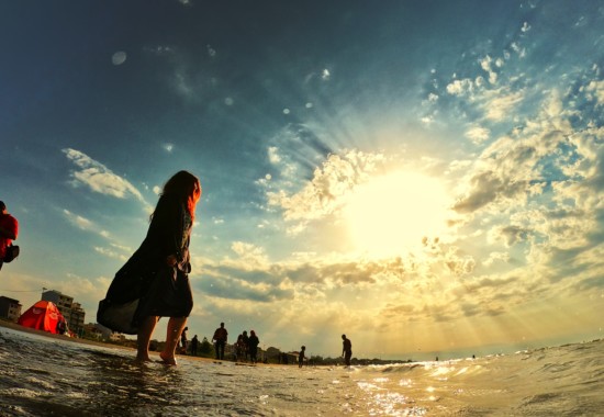 海岸を散歩する人