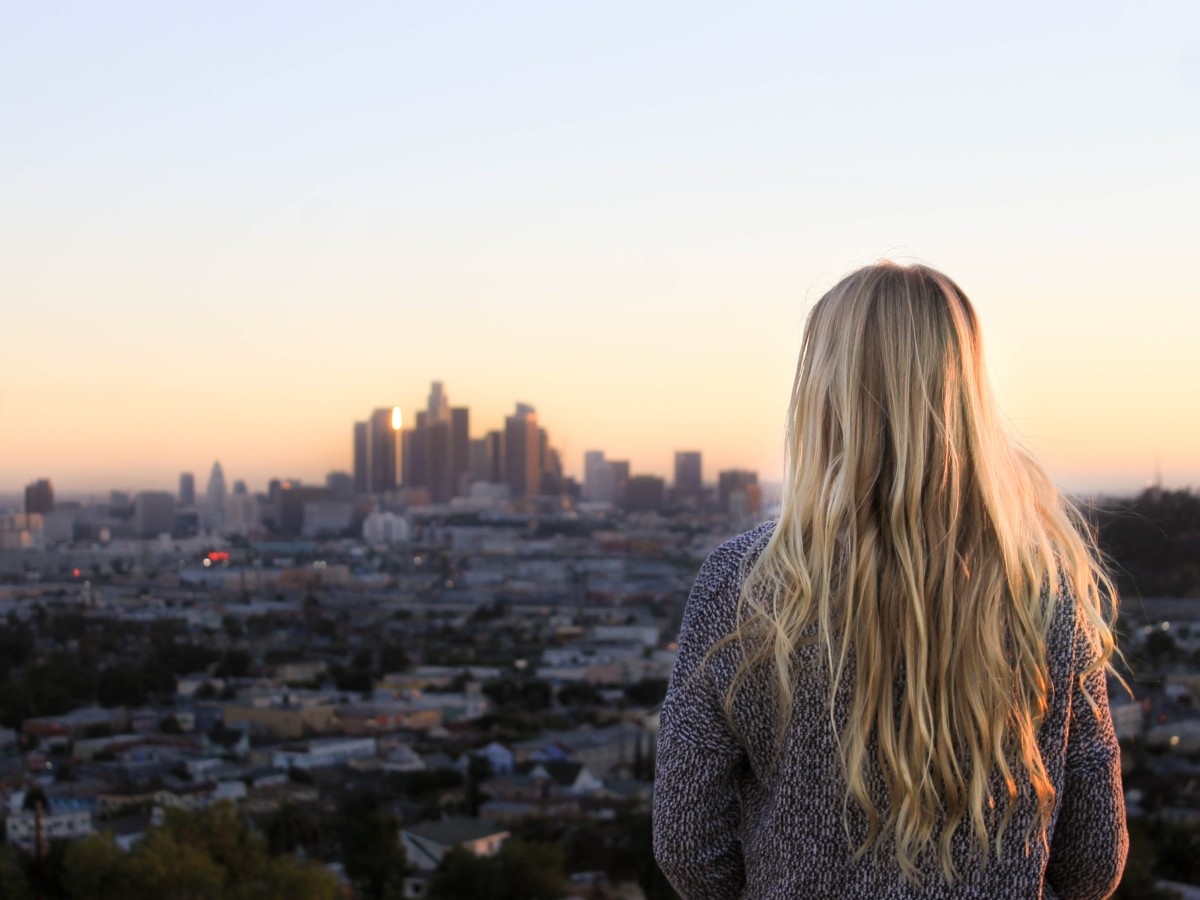 遠くの街を眺める人
