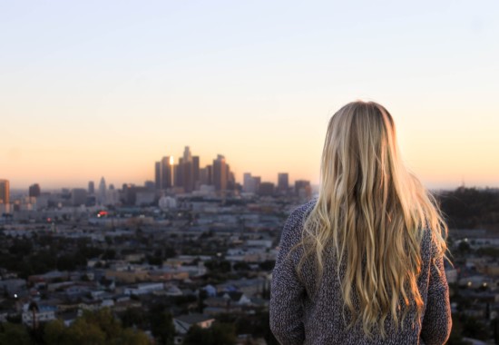 遠くの街を眺める人