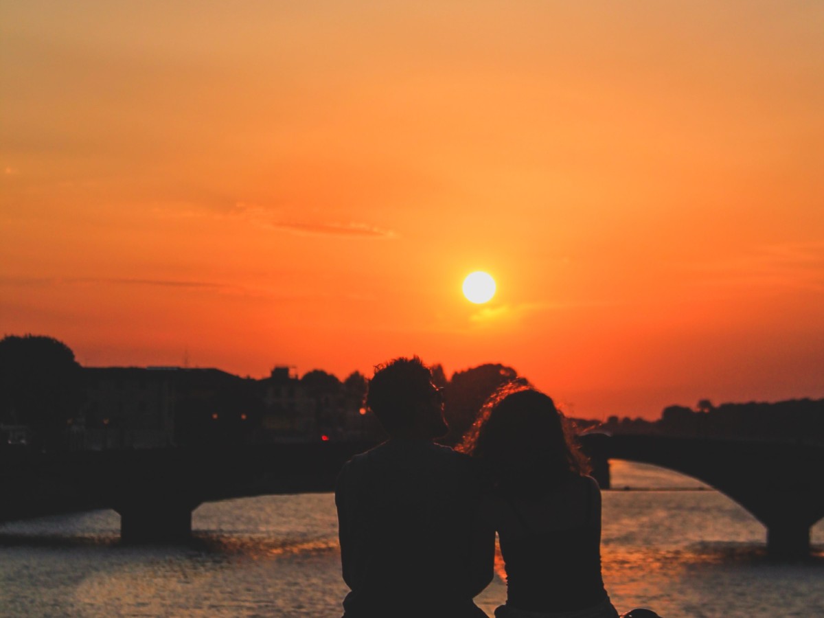 肩を寄せる恋人