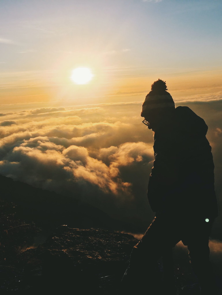 希望の朝を迎える人