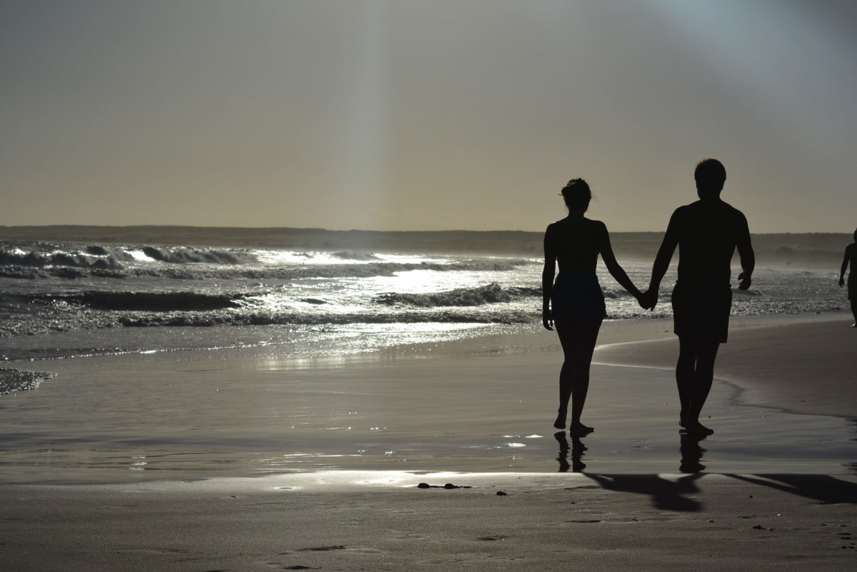 海岸を散歩する二人