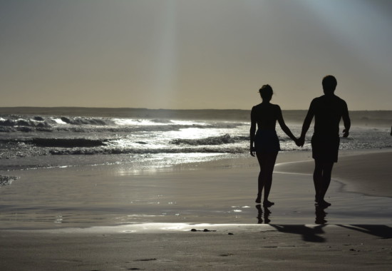 海岸を散歩する二人