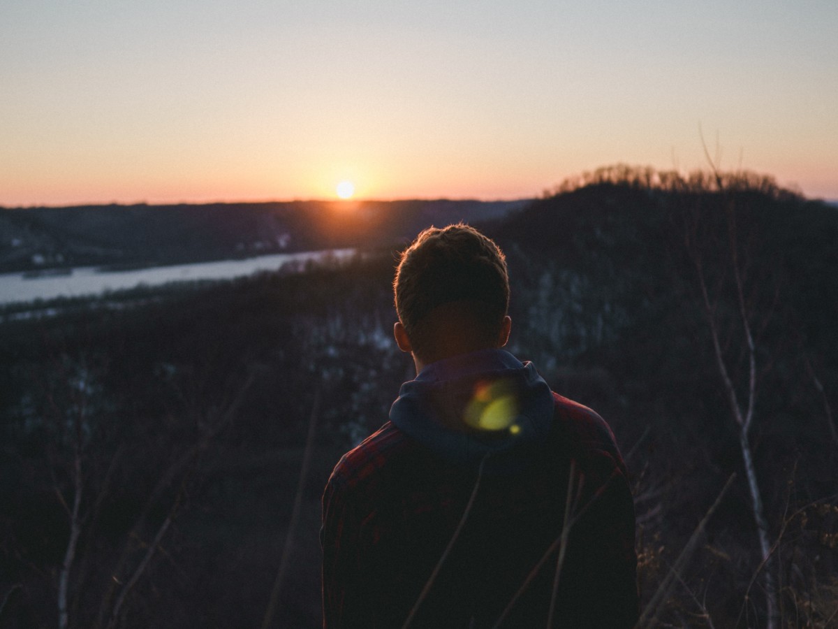 早朝に瞑想をする人
