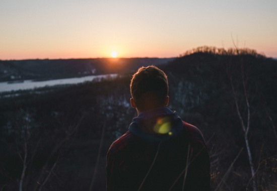 早朝に瞑想をする人