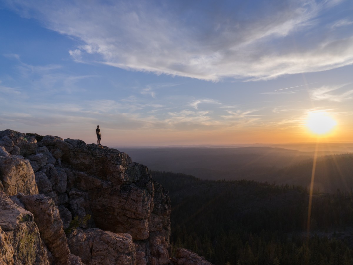 山頂からの景色をながめる登山者