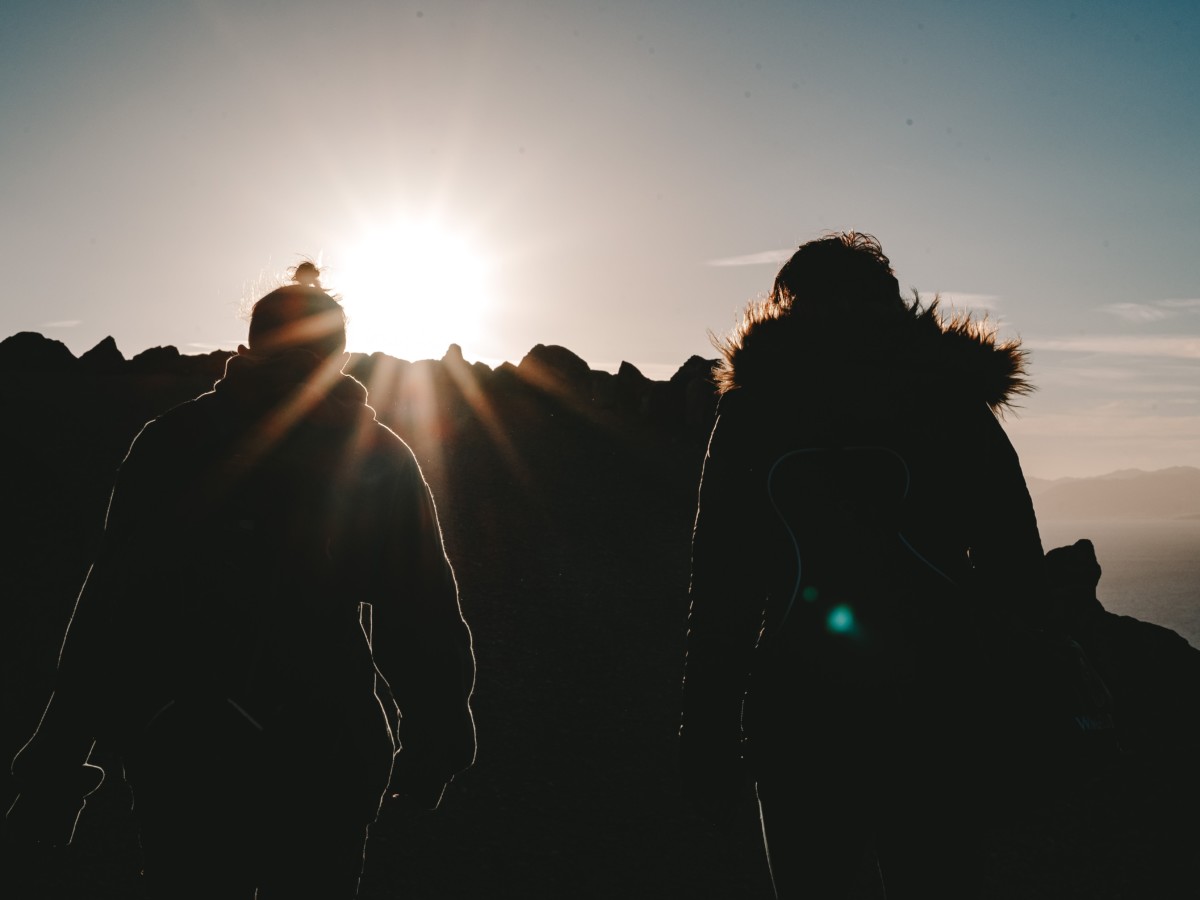 明け方に登山をする二人
