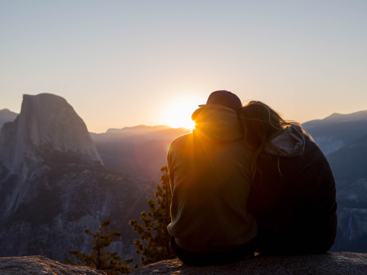 肩を寄せ合う友人
