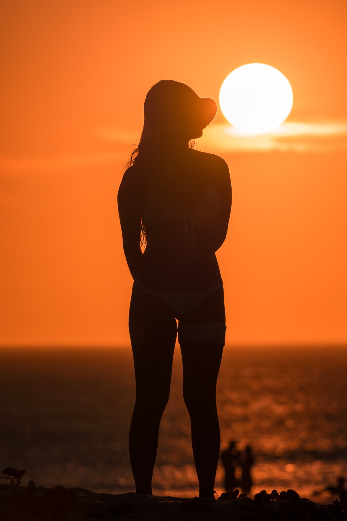 夕日をながめるサーファー