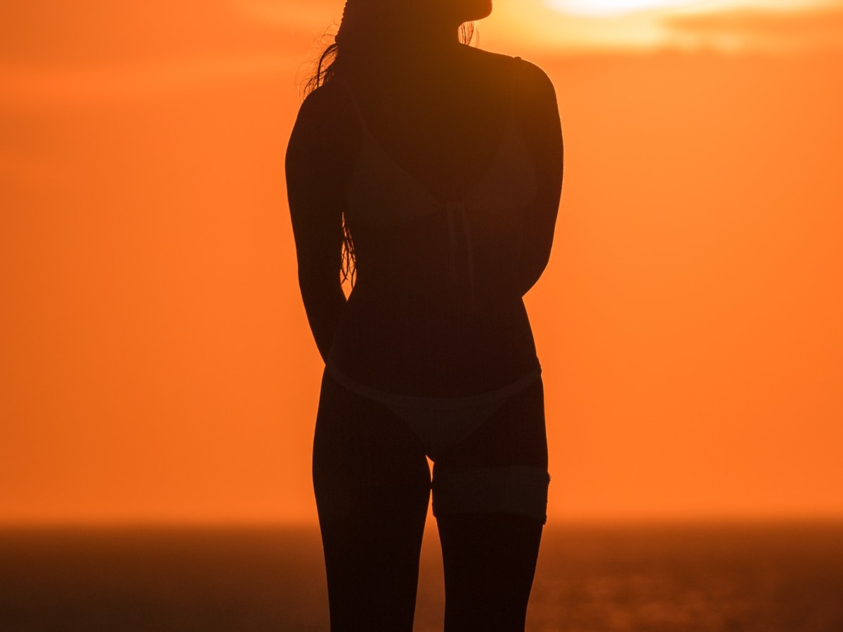 夕日をながめるサーファー