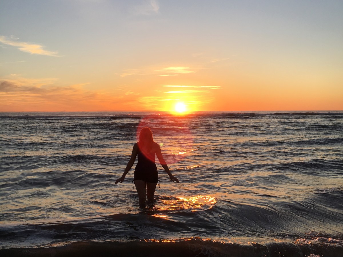 夕日を見つめる人