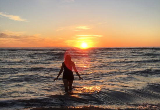 夕日を見つめる人