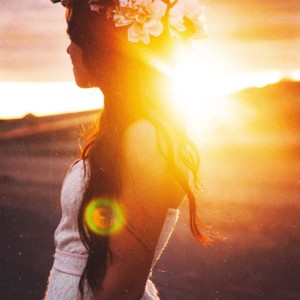 遠くを見つめる女性