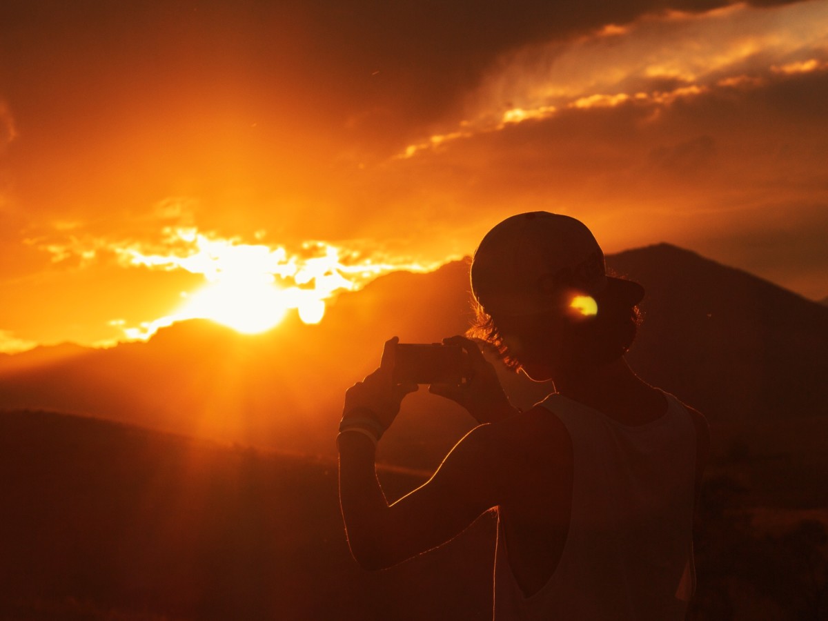 朝日を見つめる人